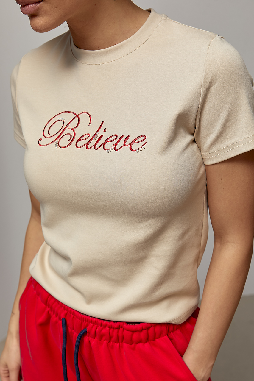 Жіноча футболка з вишитим написом і перлами - бежевий колір, ONE SIZE 2