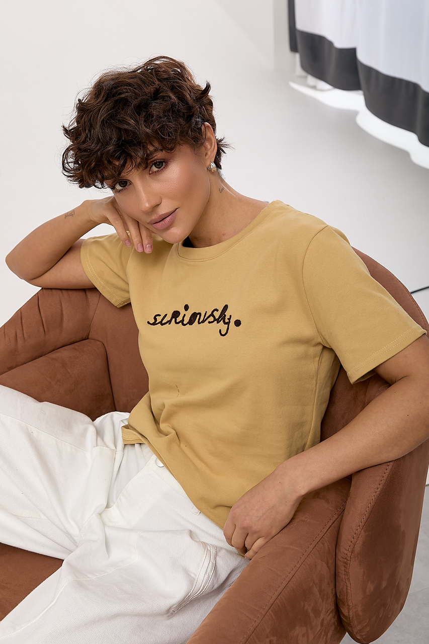 Однотонна футболка з вишитим написом - гірчичний колір, ONE SIZE 2